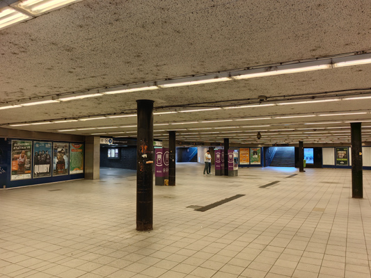 Budapest, M3 metró, Corvin-negyed, bélyegkép