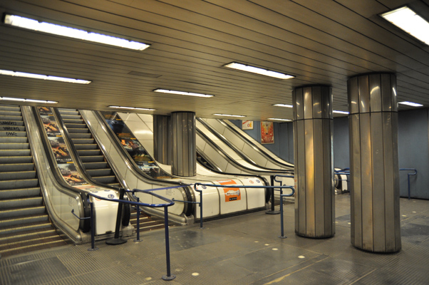 Budapest, M3 metró, Corvin-negyed, bélyegkép