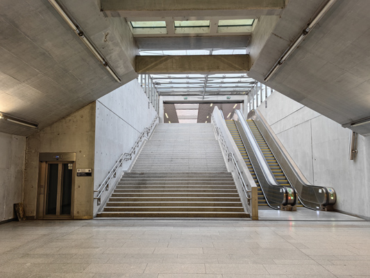Budapest, M4 metró, Kelenföld vasútállomás, bélyegkép