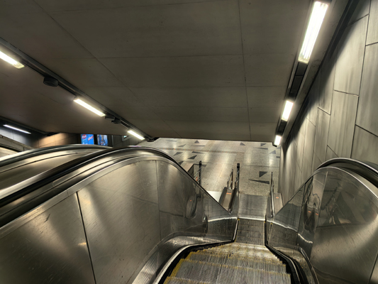 Budapest, M4 metró, Bikás park, bélyegkép