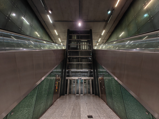 Budapest, M4 metró, Újbuda-központ, bélyegkép