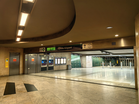 Budapest, M4 metró, Újbuda-központ, bélyegkép