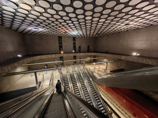 Budapest, M4 metró, Rákóczi tér, bélyegkép