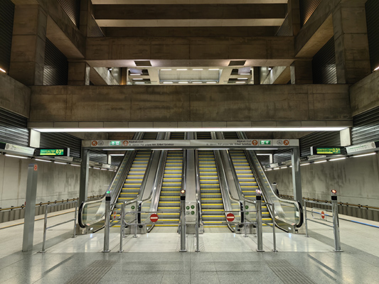 Budapest, M4 metró, II. János Pál pápa tér, bélyegkép