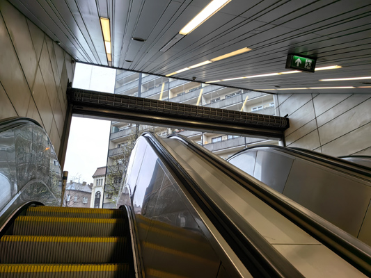 Budapest, M4 metró, II. János Pál pápa tér, bélyegkép