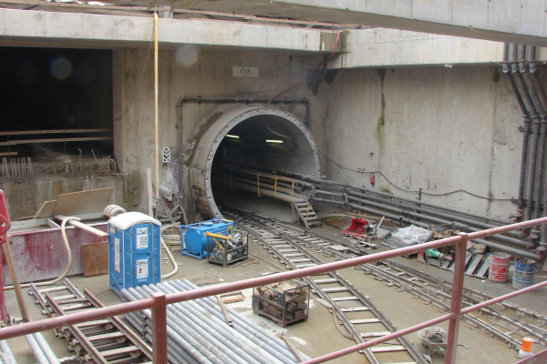 Budapest, M4 metró, fúrópajzsindító műtárgy, bélyegkép