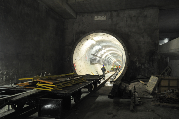 Budapest, M4 metró, fúrópajzsindító műtárgy, bélyegkép