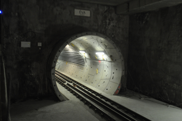 Budapest, M4 metró, fúrópajzsindító műtárgy, bélyegkép