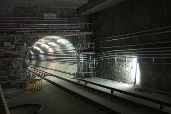 Budapest, M4 metró, fúrópajzsindító műtárgy, bélyegkép